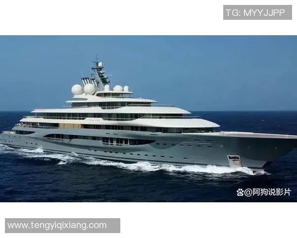 足球明星豪华游艇上的精彩合影展现了他们的友谊与运动精神